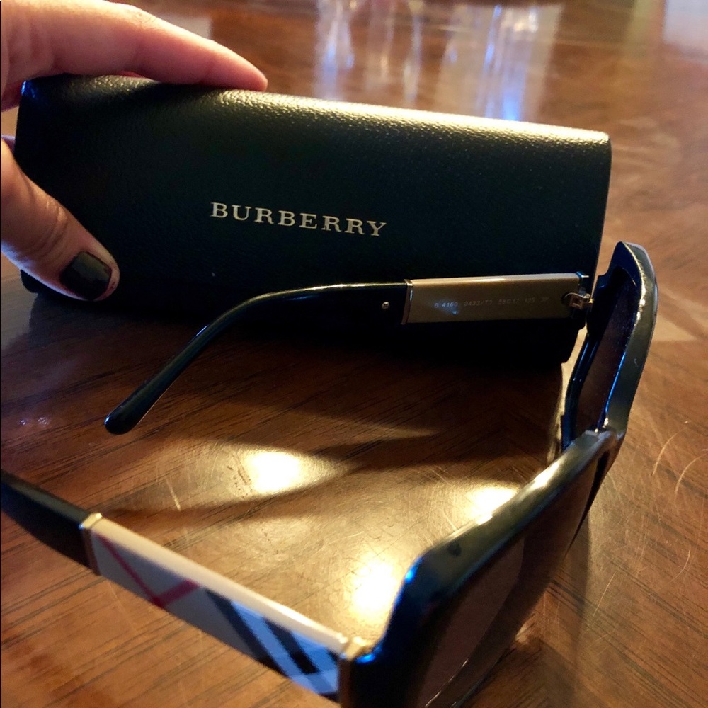 Burberry sunglasses great condition original case - Picture 2 of 3